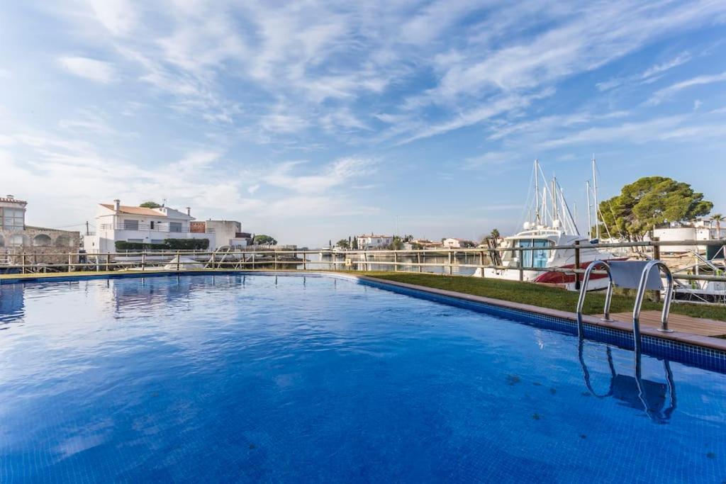 Piso De 2 Habitaciones, 3 Piscinas Y Cerca Del Mar Roses Eksteriør bilde
